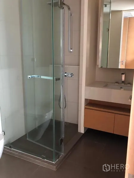คอนโด ให้เช่าหรือขายในKhlong San, Bangkok - ห้องน้ำสมัยใหม่ ตู้อาบน้ำกระจกและเคาน์เตอร์อ่างล้างหน้า
