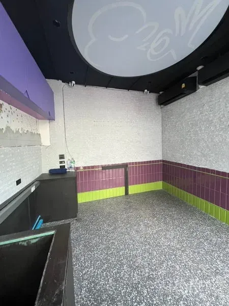 พื้นที่ขายปลีก ให้เช่าในWatthana, Bangkok - พื้นที่ค้าปลีกโล่งเพดานดีไซน์โค้ง ผนังกรุไทล์ เหมาะร้านเทคอะเวย์