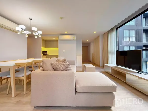 คอนโด ให้เช่าหรือขายในWatthana, Bangkok - วิวนั่งเล่นไปยังชั้นวางทีวี โต๊ะกินข้าว และหน้าต่างบานใหญ่