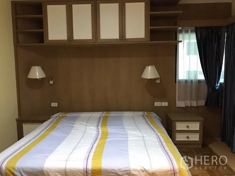 คอนโด ให้เช่าในSathon, Bangkok - ห้องนอนพร้อมหัวเตียงไม้บิลท์อิน ตู้ลอยเหนือหัวเตียง โต๊ะข้างเตียง และผ้าม่านหน้าต่าง