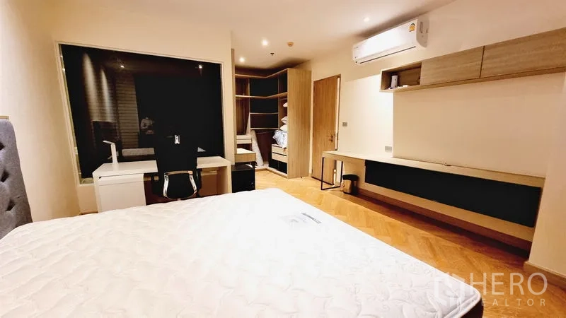 Condominium for sale in Watthana, Bangkok - Spacious bedroom with king bed, study desk, air-conditioner and built-in wardrobe.