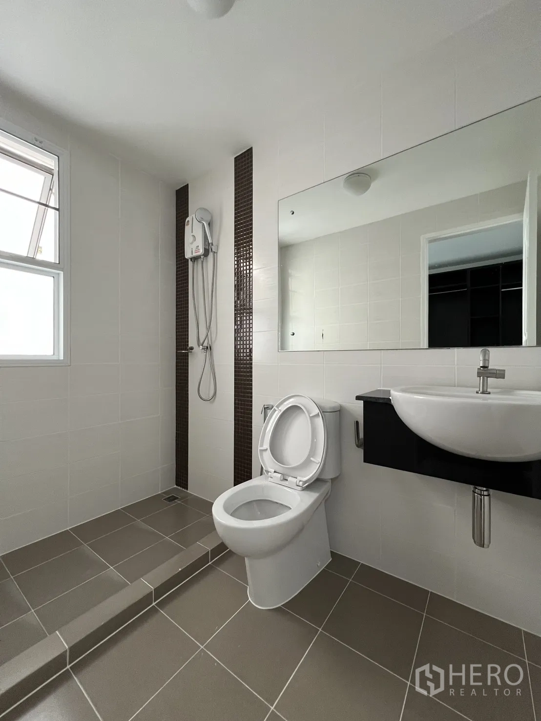 Townhouse for rent in Bang Kapi, Bangkok - Upper bathroom with shower zone, toilet and basin.