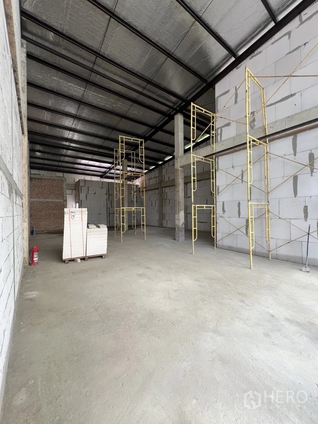 พื้นที่ขายปลีก ให้เช่าในKhlong Toei, Bangkok - พื้นที่ภายในยังไม่ตกแต่ง เพดานสูง พื้นคอนกรีต และนั่งร้านพร้อมงานฟิตเอาต์