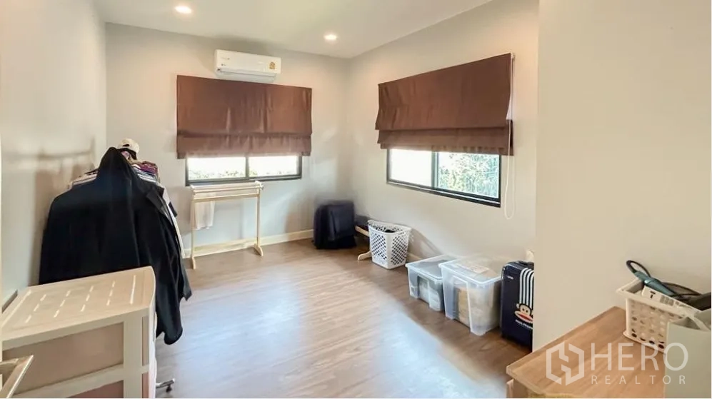 บ้าน ขายในLam Luk Ka, Pathum Thani - ห้องนอนที่สาม/อเนกประสงค์ พื้นไม้ หน้าต่างสองบาน