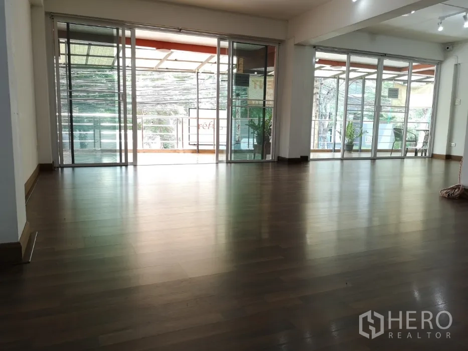 Office Space for rent in Khlong Toei, Bangkok - Bright workspace facing sliding glass walls that connect to a covered terrace.