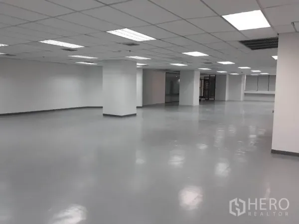 办公空间 出租在Huai Khwang, Bangkok - 宽敞开放式办公室，格栅天花与明亮灯光，灰色环氧地面