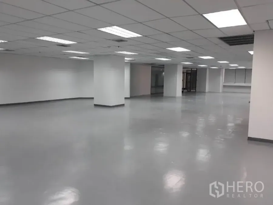 สำนักงาน ให้เช่าในHuai Khwang, Bangkok - พื้นที่สำนักงานเปิดโล่ง เพดานฝ้าตะแกรง ไฟสว่าง พื้นอีพ็อกซี่สีเทา