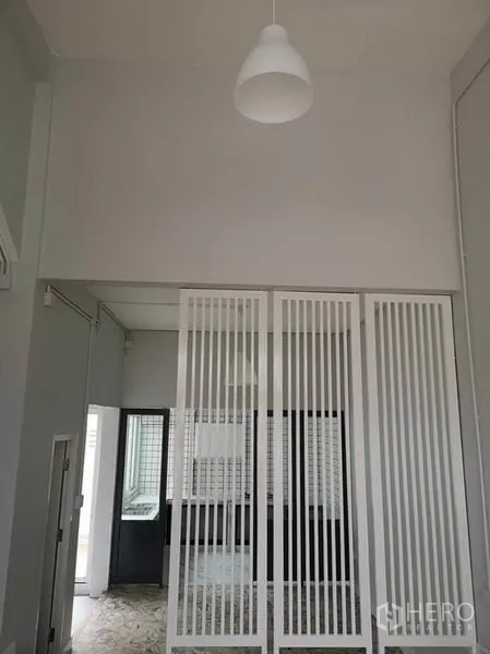 联排别墅 出租或出售在Din Daeng, Bangkok - 入口大厅挑高空间，白色竖格隔断。
