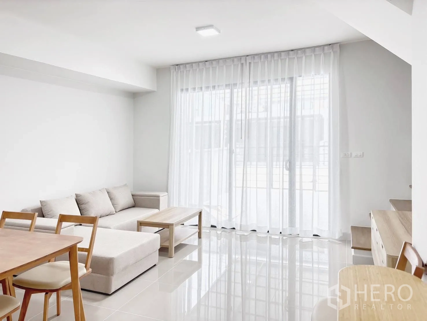 ทาวน์เฮาส์ for rent in Bang Phli, Samut Prakan - ห้องนั่งเล่นเชื่อมประตูกระจกบานเลื่อนสูงกับม่านโปร่งรับแสงธรรมชาติ.