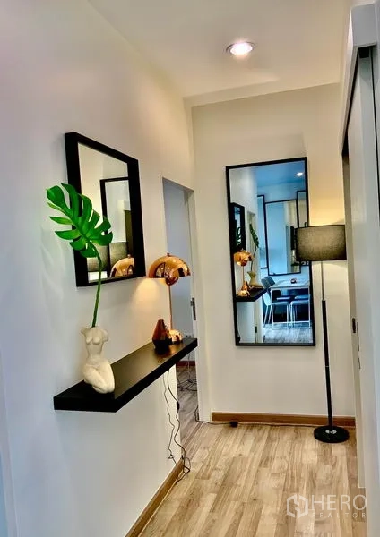 คอนโด ให้เช่าหรือขายในThon Buri, Bangkok - โถงทางเดินติดกระจกเงาและชั้นวางลอยดีไซน์ทันสมัย