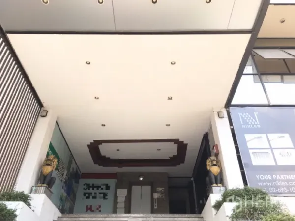 สำนักงาน for ในHuai Khwang, Bangkok - ทางเข้าอาคารมีหลังคาคลุม เพดานติดดาวน์ไลท์และบันไดสู่ล็อบบี้