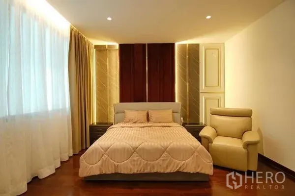 บ้าน ขายในLat Krabang, Bangkok - ห้องนอนมาสเตอร์แสงอบอุ่น ผนังตกแต่ง ม่าน และพื้นไม้
