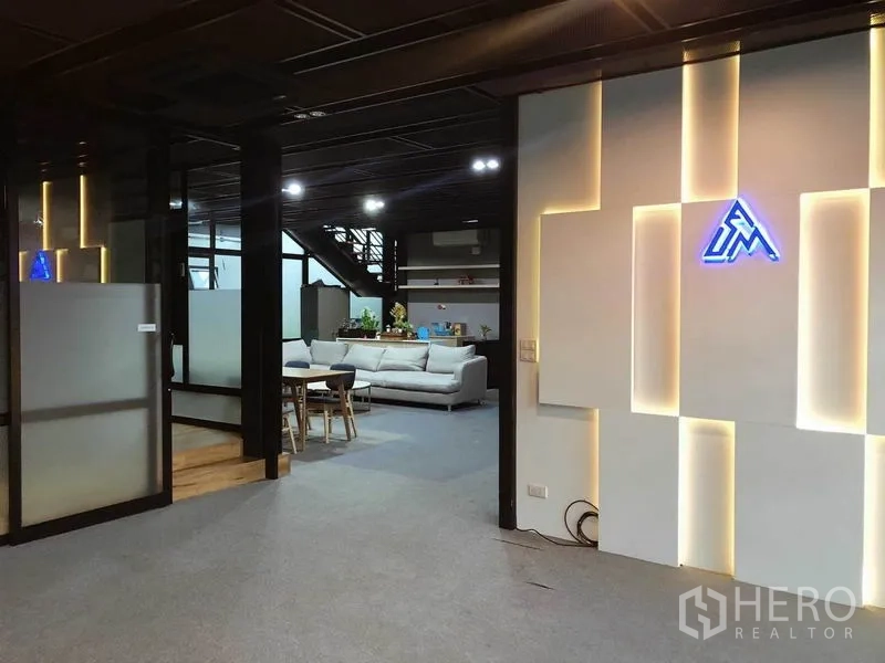 สำนักงาน ให้เช่าในBang Na, Bangkok - โซนต้อนรับ ผนังไฮไลท์ซ่อนแสง กระจกฝ้า และมุมมองสู่โซฟานั่งรอ