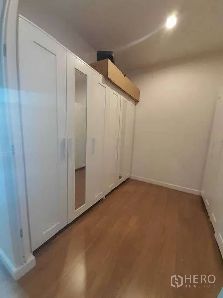 ทาวน์เฮาส์ ให้เช่าในKhlong Toei, Bangkok - ห้องแต่งตัวตู้เสื้อผ้าบิวท์อินสีขาว พื้นไม้