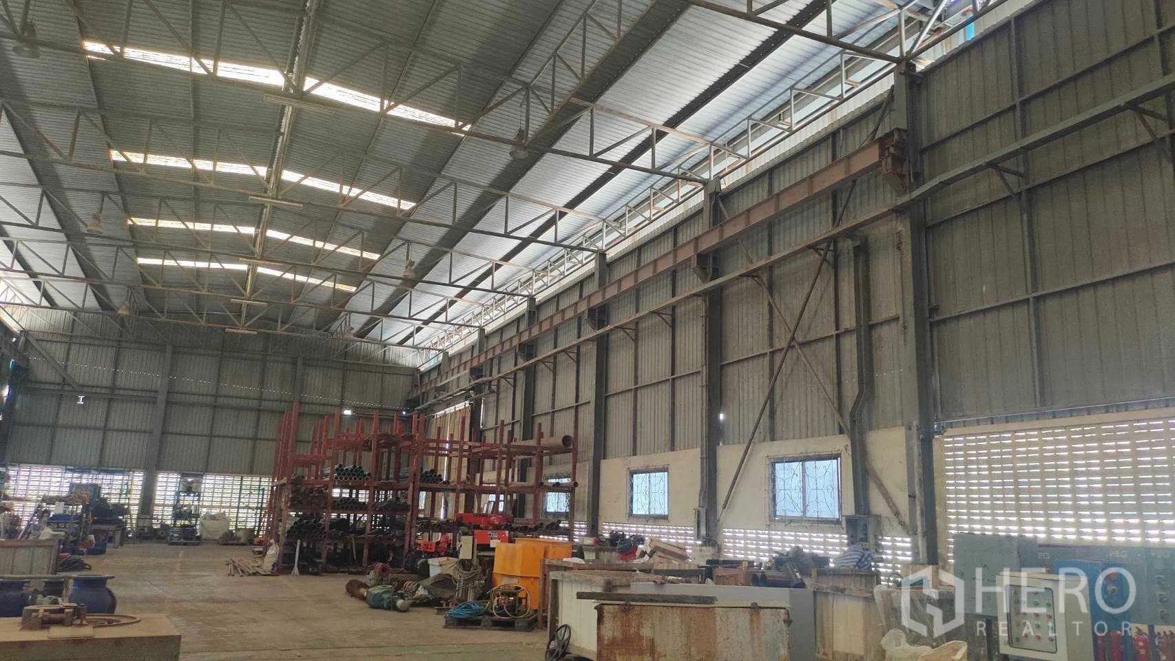 工厂 出售在Nikhom Phatthana, Rayong - 大型生产区，层高充足，货架与工业设备齐备。