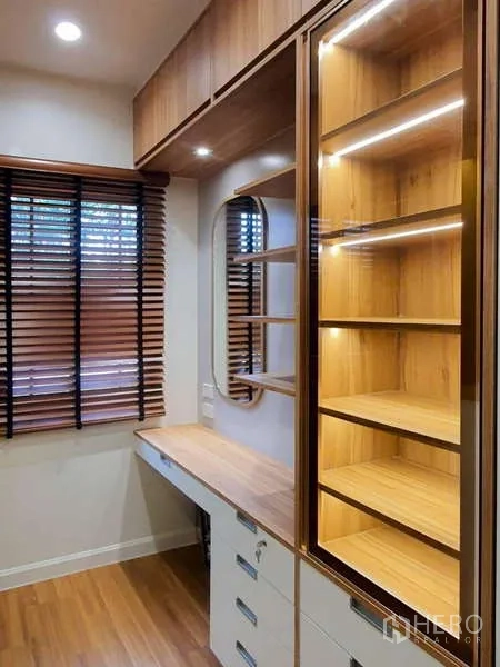 บ้าน ให้เช่าในSathon, Bangkok - ห้องแต่งตัวบิวท์อินชั้นโชว์มีไฟ พร้อมโต๊ะเครื่องแป้งโทนไม้