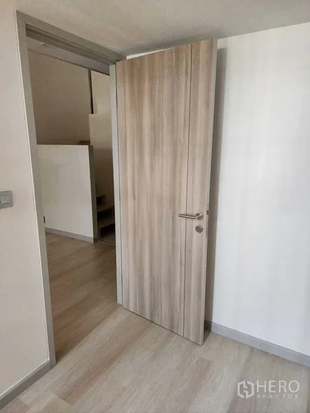 คอนโด ขายในSathon, Bangkok - ประตูไม้และพื้นไม้ในห้องนอน ใกล้บันไดขึ้นชั้นลอย