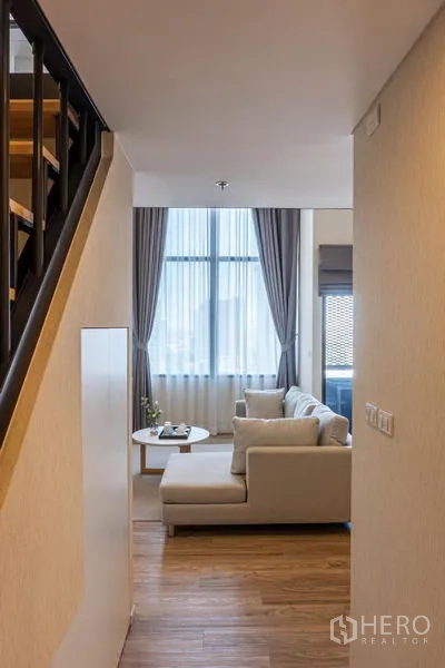 คอนโด ให้เช่าในKhlong Toei, Bangkok - โถงทางเข้าพร้อมบันไดขึ้นชั้นลอย มองเห็นห้องนั่งเล่นโปร่งโล่ง