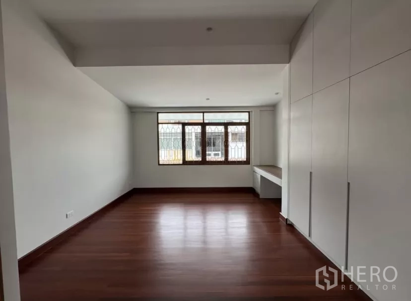 独立式住宅 出租在Watthana, Bangkok - 大卧室，宽窗、收纳柜和书写台。