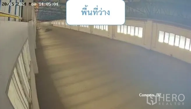 货栈 出租在Mueang Pathum Thani, Pathum Thani - 高跨仓库内部，长跨结构与侧窗采光