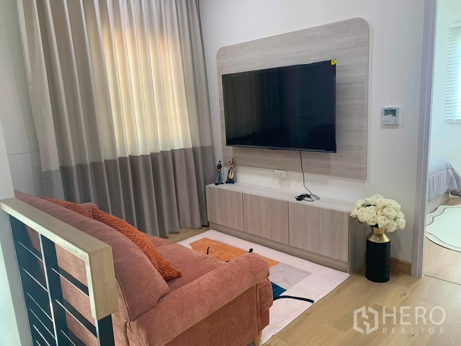 Detached House for rent in Bang Phli, Samut Prakan - Compact lounge with sofa facing a wall-mounted TV and low cabinet.