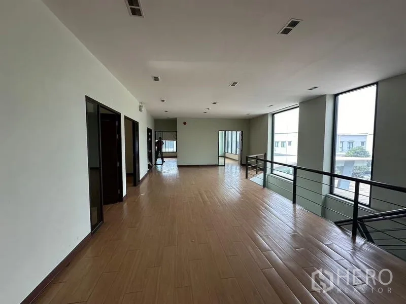 货栈 出租在Prawet, Bangkok - 明亮夹层走道，临窗可俯瞰一层