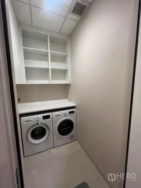 คอนโด ขาย - ห้องซักรีดแยกพร้อมเครื่องซักผ้า เครื่องอบผ้า เคาน์เตอร์ และชั้นเก็บของ