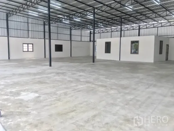 货栈 出租在Pathum Thani - 1,000㎡仓库内部，高挑钢结构屋顶、抛光混凝土地面与内置办公室