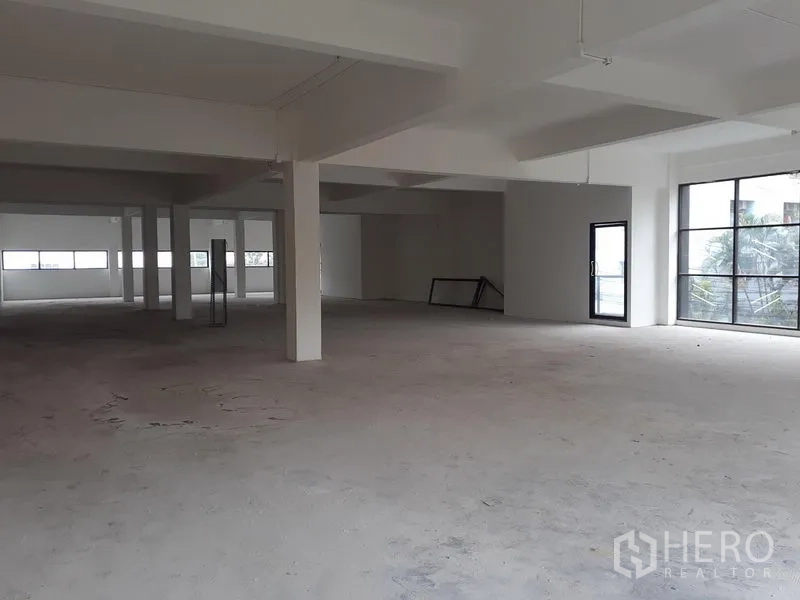 Office Space for rent in Khlong Toei, Bangkok - Expansive open office plate with multiple support columns, glass door and panoramic windows providing abundant natural light.