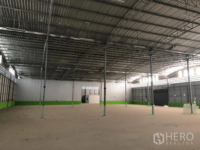 货栈 出租在Lat Krabang, Bangkok - 大型仓库仓间，高顶、钢柱支撑与后部服务门。