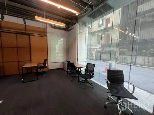 办公空间 出租 - 明亮办公区，整面落地窗、办公桌转椅与墙面白板。