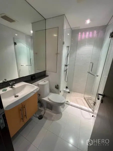 คอนโด ให้เช่าในWatthana, Bangkok - ห้องน้ำร่วมสมัย พร้อมตู้กระจกอาบน้ำบานเลื่อน อ่างล้างหน้า และกระจกบานใหญ่