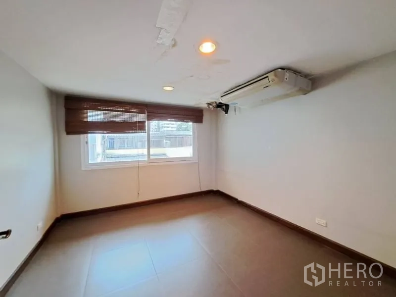 店屋 出租在Watthana, Bangkok - 空调办公室，窗帘百叶与瓷砖地面。