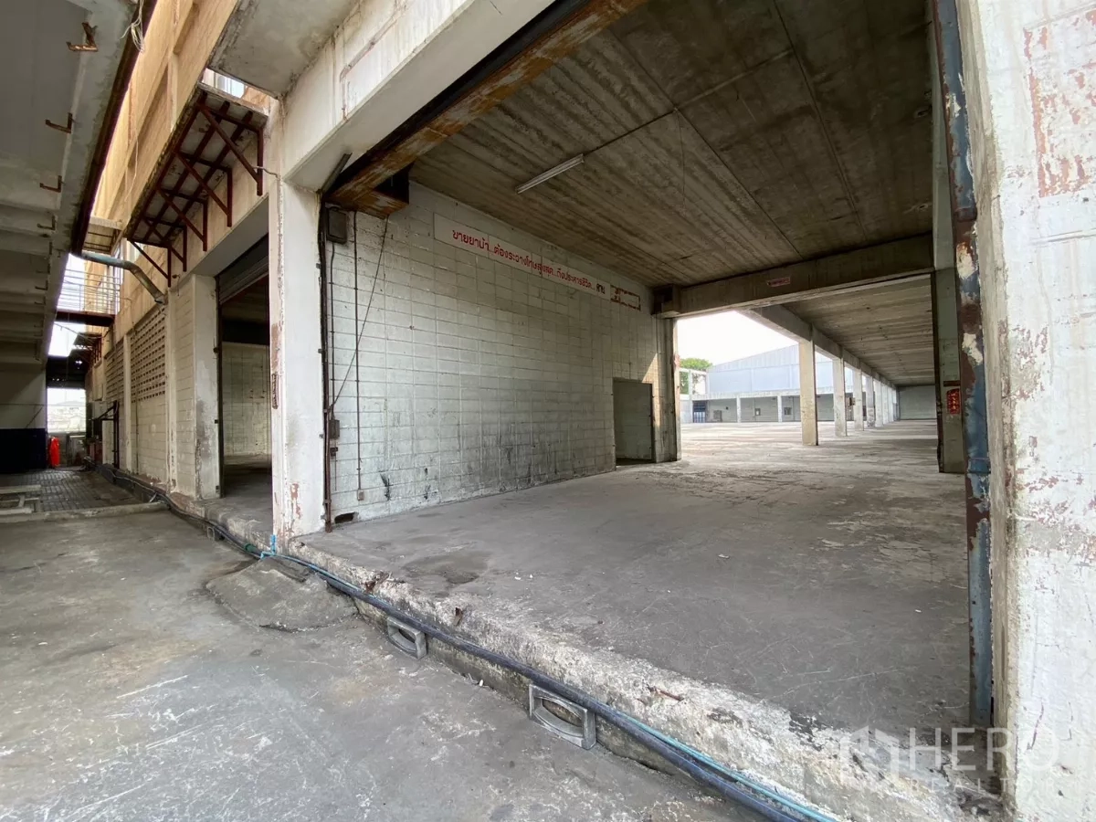 โรงงาน ขายในBang Phli, Samut Prakan - ท่าโหลดเพดานสูงเปิดสู่พื้นที่ผลิตกว้าง คานและเสาคอนกรีต