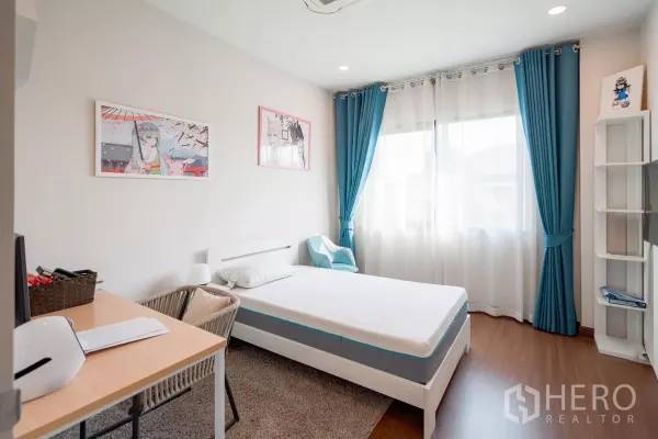 บ้าน ขายในSaphan Sung, Bangkok - ห้องนอนสว่างพร้อมเตียงเดี่ยว โต๊ะทำงาน และหน้าต่างม่านสีฟ้า
