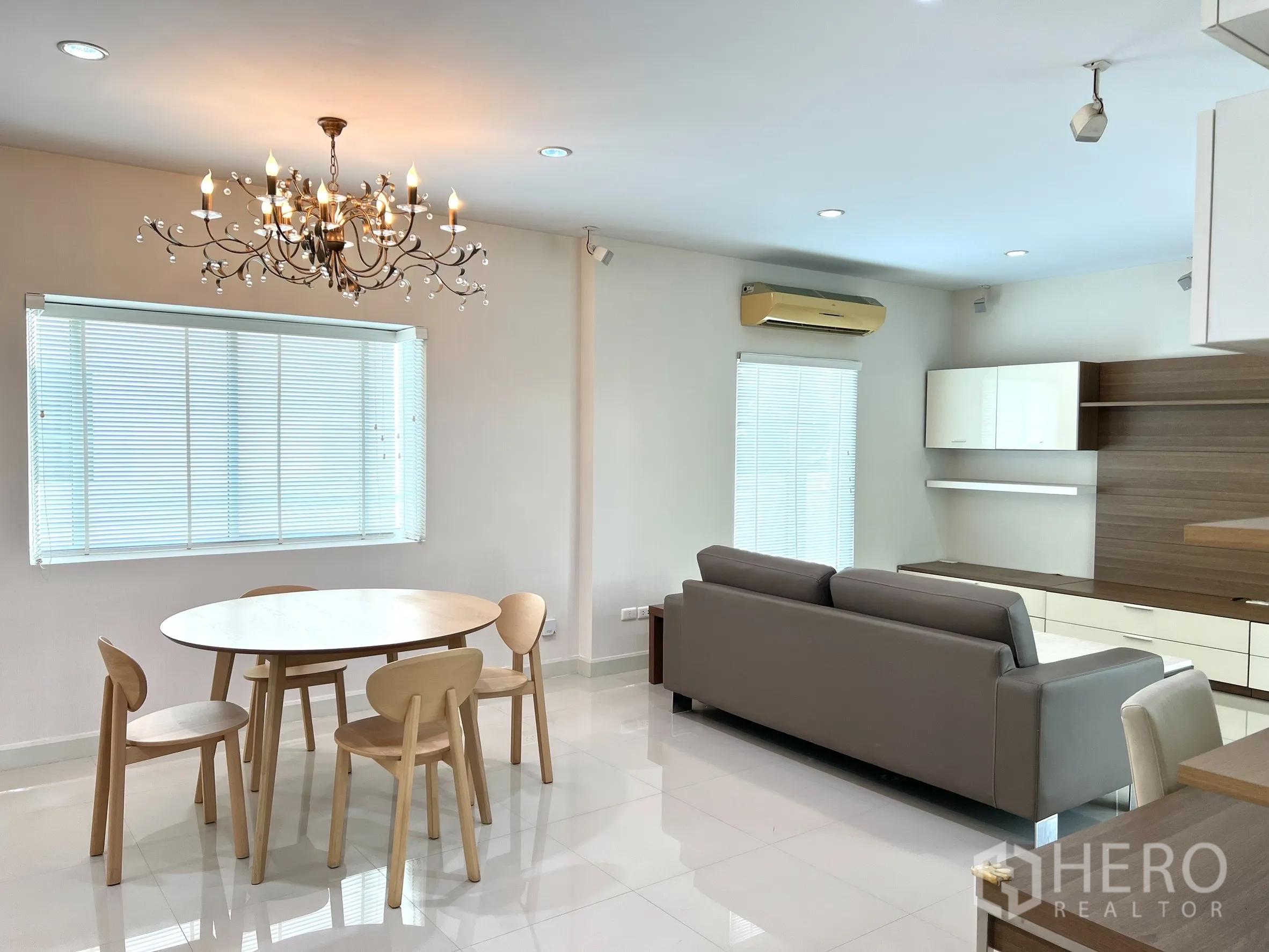 บ้าน ให้เช่าหรือขายในSaphan Sung, Bangkok - มุมทานข้าวข้างหน้าต่างกับห้องนั่งเล่น พื้นกระเบื้อง โทนสีอบอุ่น