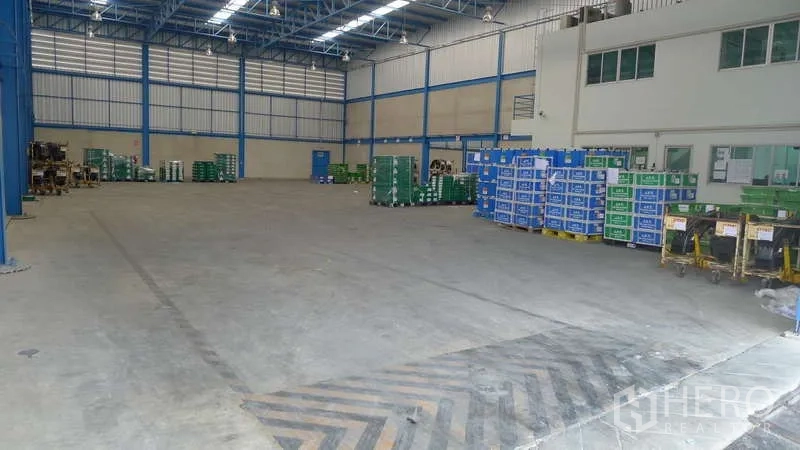 货栈 出租在Bang Phli, Samut Prakan - 仓库内部带堆放区与办公区，地面标线清晰的装卸区域。