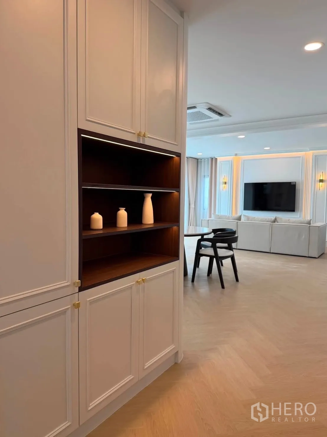 บ้านเดี่ยว for rent or sale in Bang Phli, Samut Prakan - ตู้เก็บของบริเวณโถงทางเดิน มองไปยังพื้นที่นั่งเล่นและทีวี