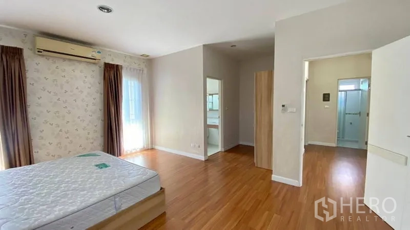 Detached House for rent in Bang Kapi, Bangkok - Master suite showing entrance to ensuite bathroom and wardrobe.