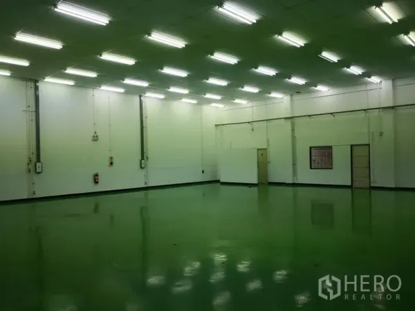 คลังสินค้า ให้เช่าในBang Phli, Samut Prakan - ภายในโกดังเพดานสูง พื้นอีพ็อกซี่สีเขียว พร้อมไฟฟลูออเรสเซนต์สว่างในบางพลี