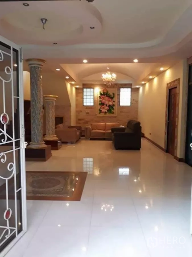 Detached House for sale in Bueng Kum, Bangkok - Spacious living hall with decorative columns, sofas and ceiling lights.