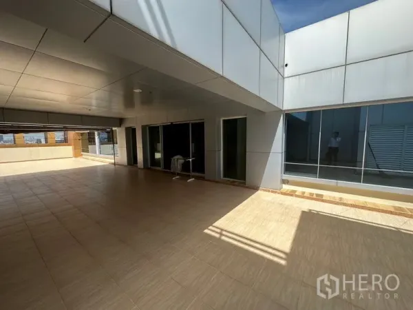 办公空间 出租在Suan Luang, Bangkok - 宽敞的有顶露台，推拉玻璃门与防滑地砖。