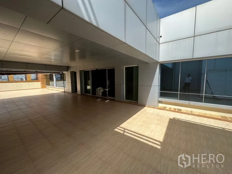 สำนักงาน ให้เช่าในSuan Luang, Bangkok - เทอเรสกว้างแบบมีหลังคา ประตูกระจกบานเลื่อน และพื้นกระเบื้อง