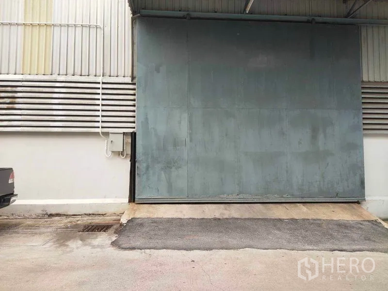 货栈 出租在Mueang Samut Sakhon, Samut Sakhon - 装卸坡道与加大金属滑门特写，设有雨棚