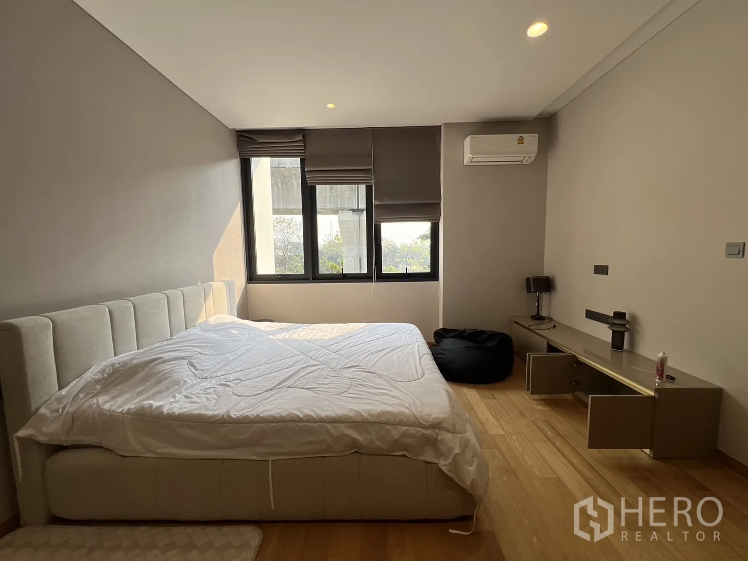 独立式住宅 出租在Suan Luang, Bangkok - 客卧配软包床、低柜与空调