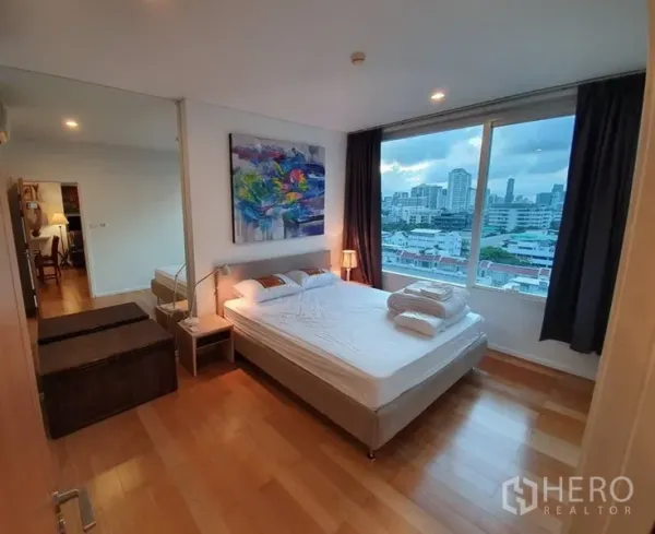 คอนโด ให้เช่าในWatthana, Bangkok - ห้องนอนเตียงคู่ หน้าต่างบานกว้าง มุมมองสกายไลน์กรุงเทพฯ