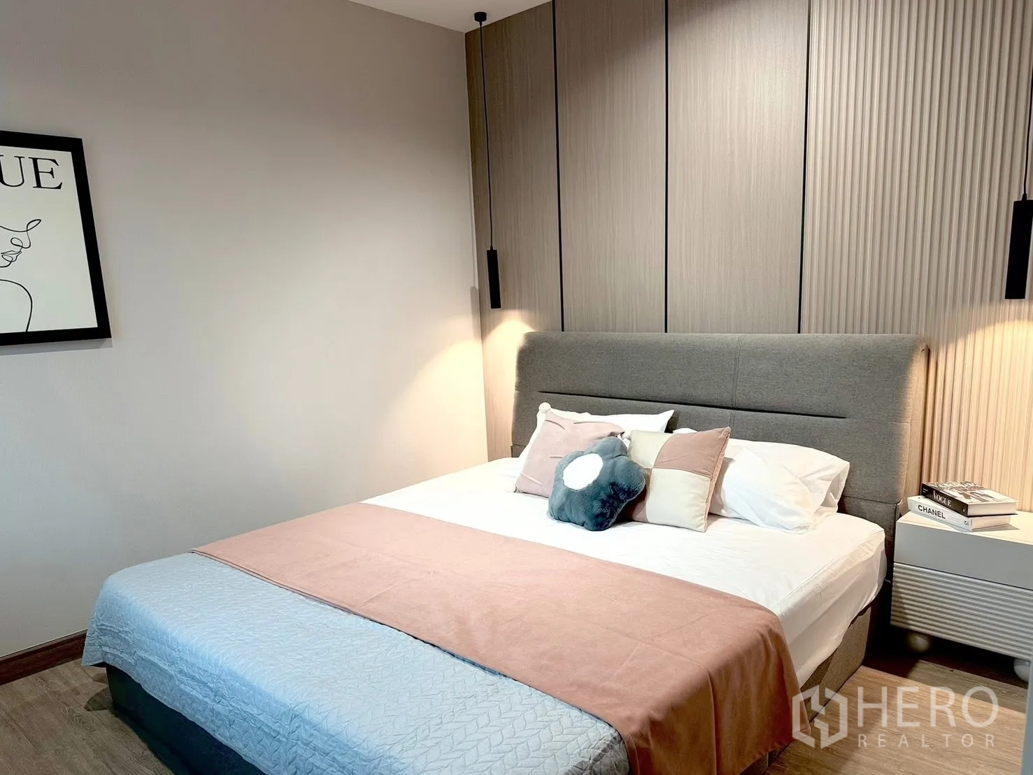 บ้านแฝด for rent in Bang Phli, Samut Prakan - ห้องนอนอบอุ่นพร้อมหัวเตียงบุนวม โคมไฟแขวน และเครื่องนอนโทนพาสเทล