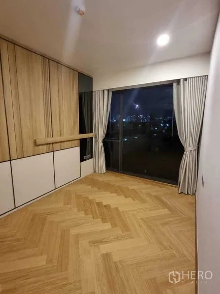 公寓 出租或出售在Phaya Thai, Bangkok - 宽敞房间，人字拼地板，大窗户夜景视野。