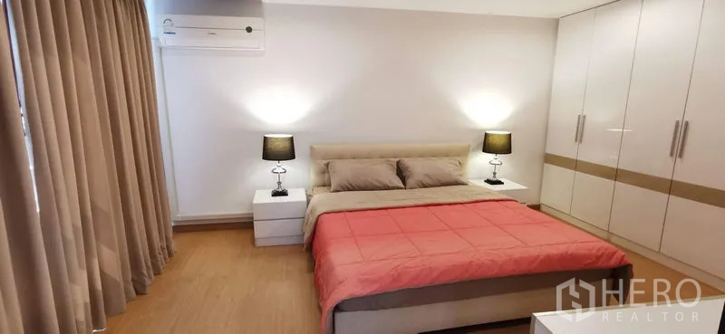 อพาร์ทเมนท์ ให้เช่าในKhlong Toei, Bangkok - ห้องนอนหลักเตียงคิง โคมไฟสองข้าง ตู้เสื้อผ้าบานยาว และพื้นไม้