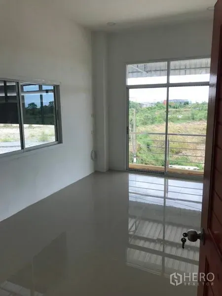 คลังสินค้า ให้เช่าในSamut Sakhon - ห้องสำนักงานสว่าง พื้นกระเบื้องเงา ประตูกระจกบานเลื่อนออกสู่ระเบียงและหน้าต่างข้าง